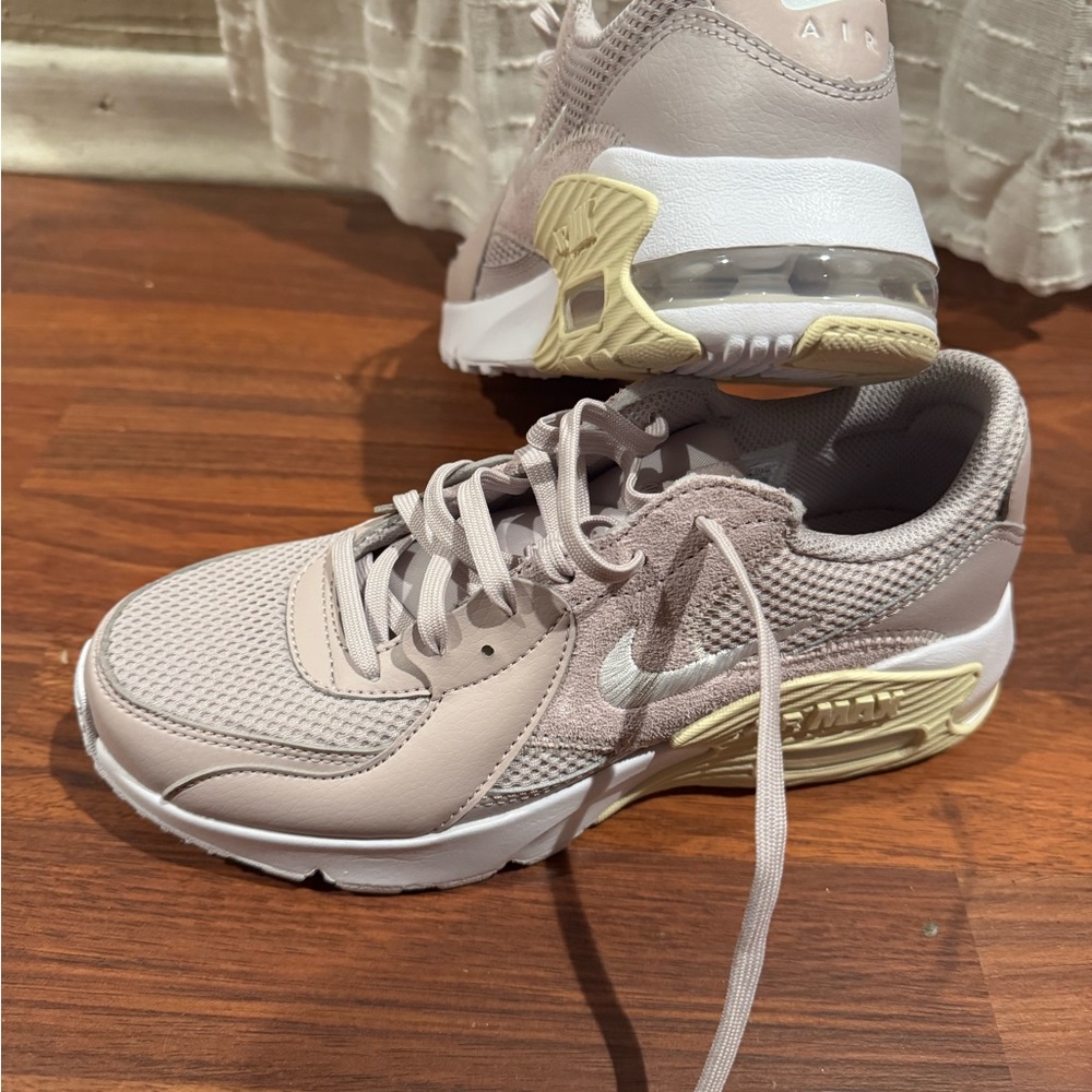 New never worn Nike Women's pink air max